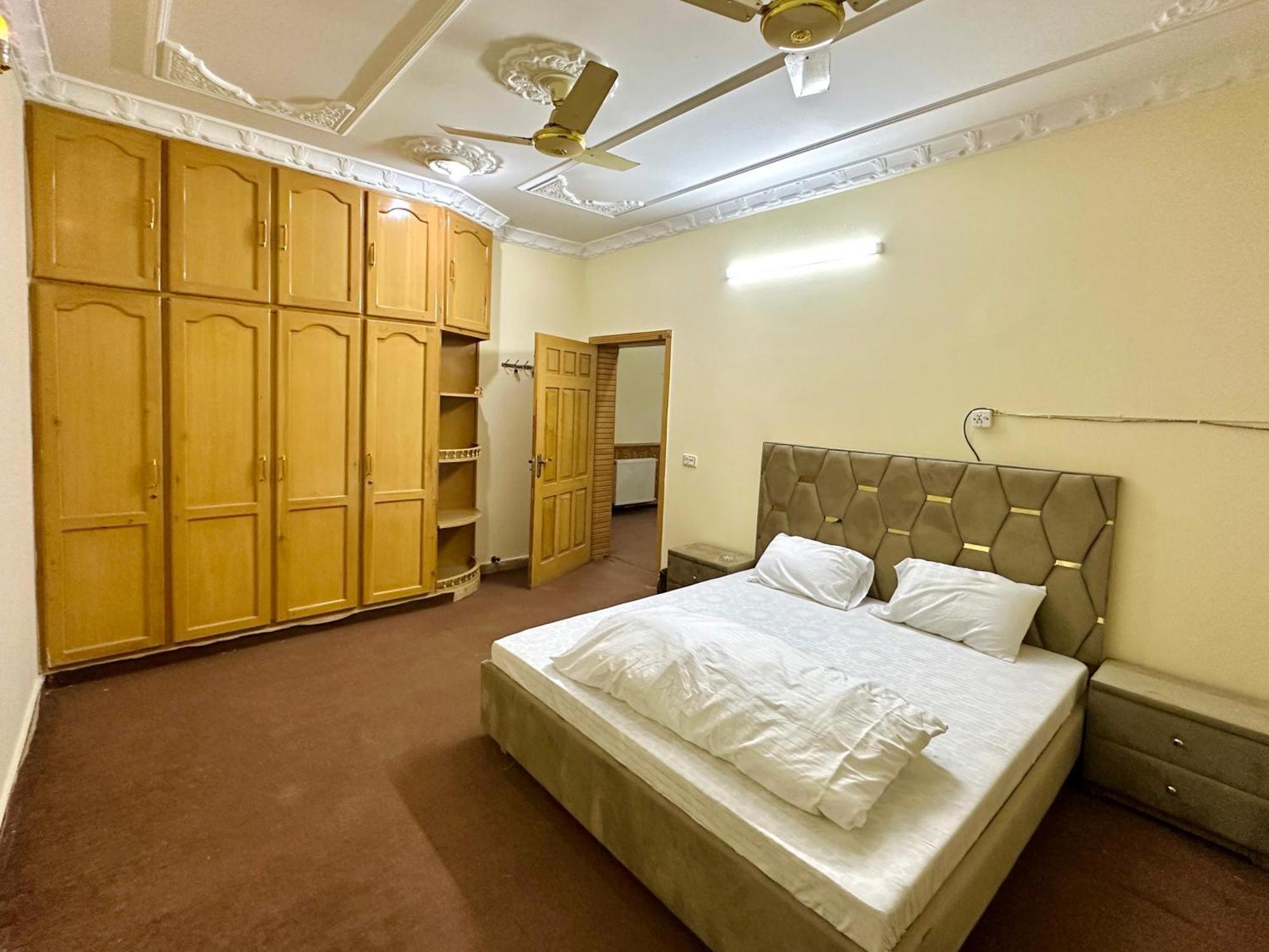 The Royal Regency Guest House イスラマバード エクステリア 写真