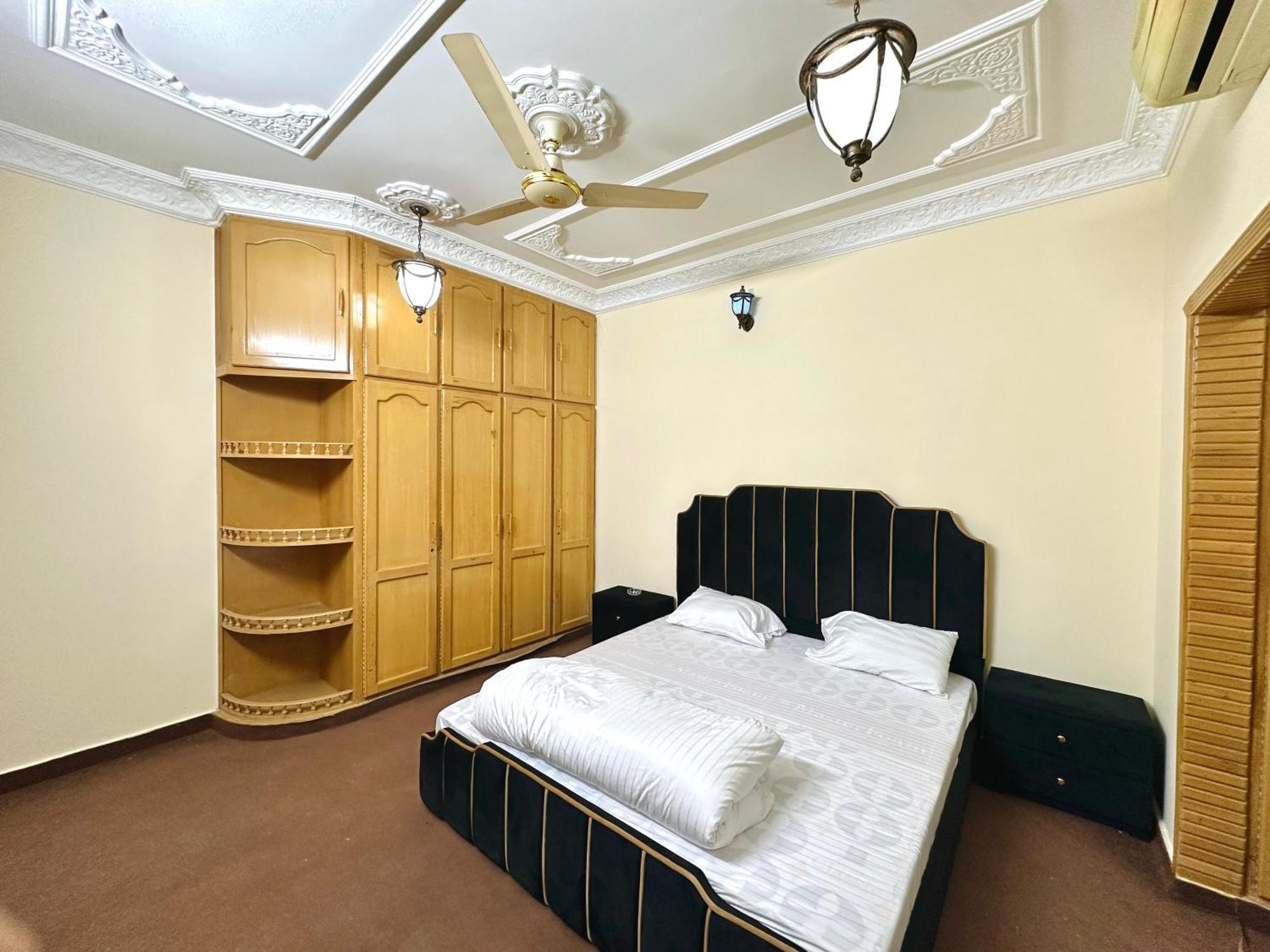 The Royal Regency Guest House イスラマバード エクステリア 写真